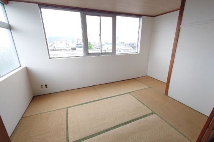 日光ビルの居間