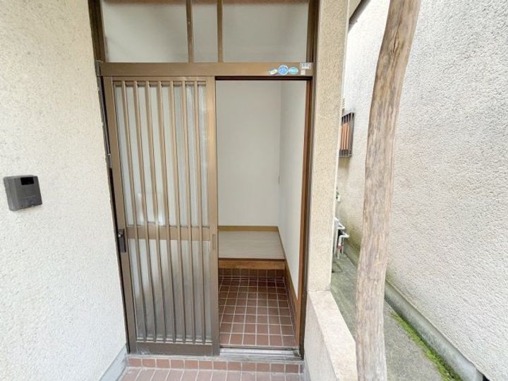 奈良県奈良市法蓮町(一戸建)の賃貸物件の玄関