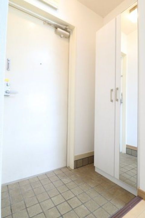 ラジュール 1LDKの玄関
