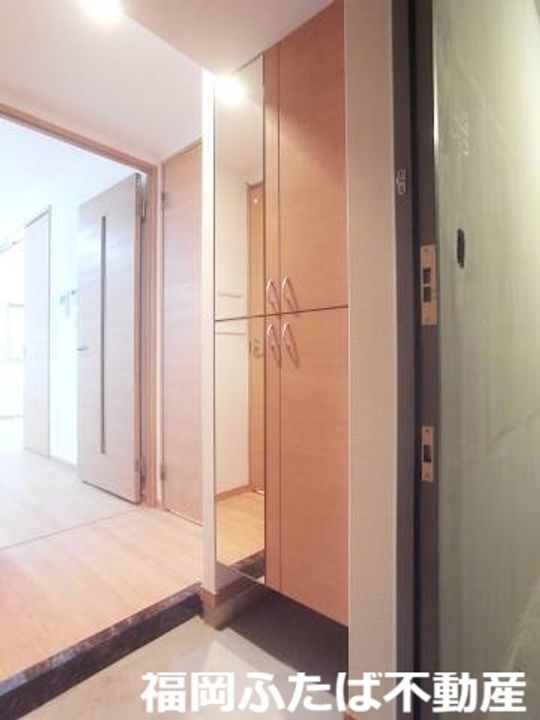 マルコビル平尾の玄関