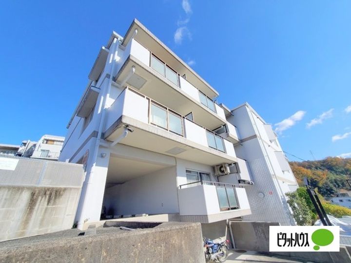 ロイヤルハイツ東生駒の外観