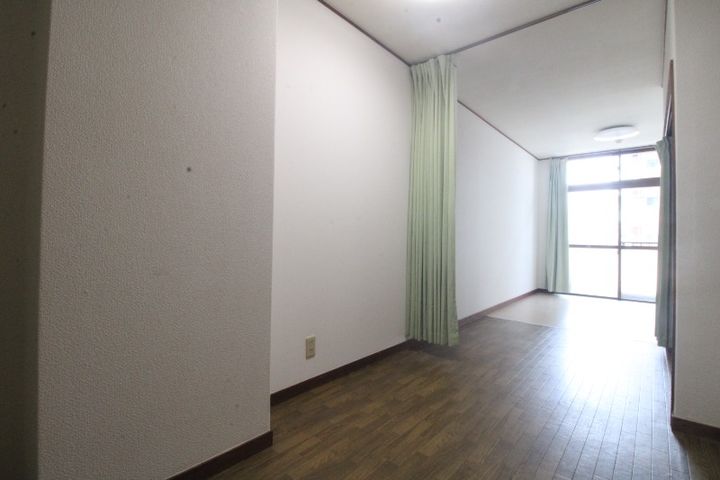 寿ビルの居間
