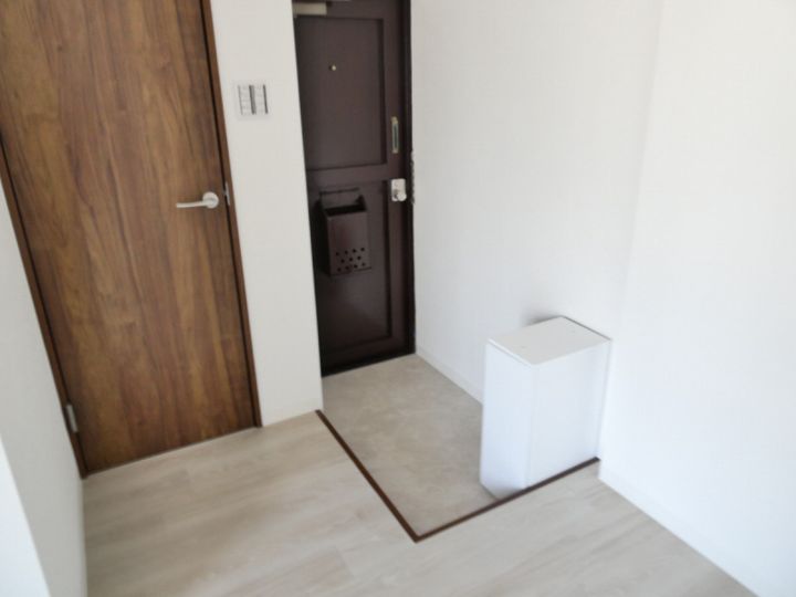 鴨戸ハイツの玄関