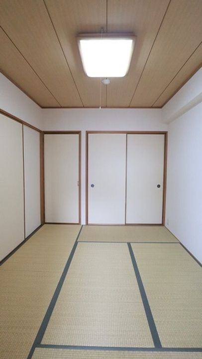 小松日の出ビルの居間