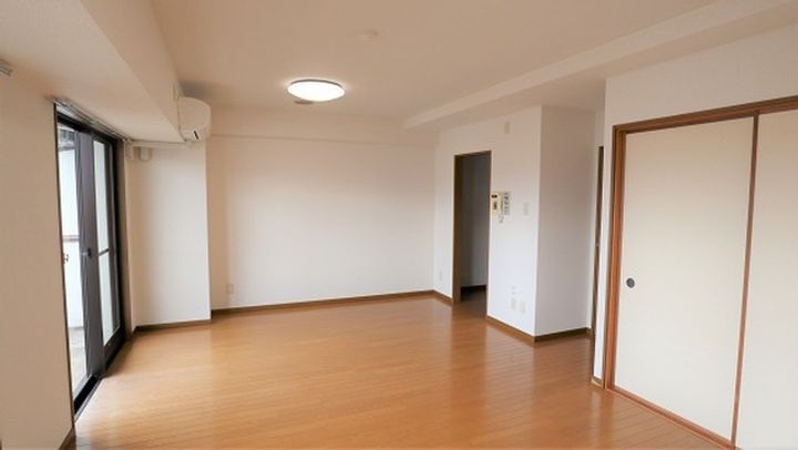 小松日の出ビルの居間