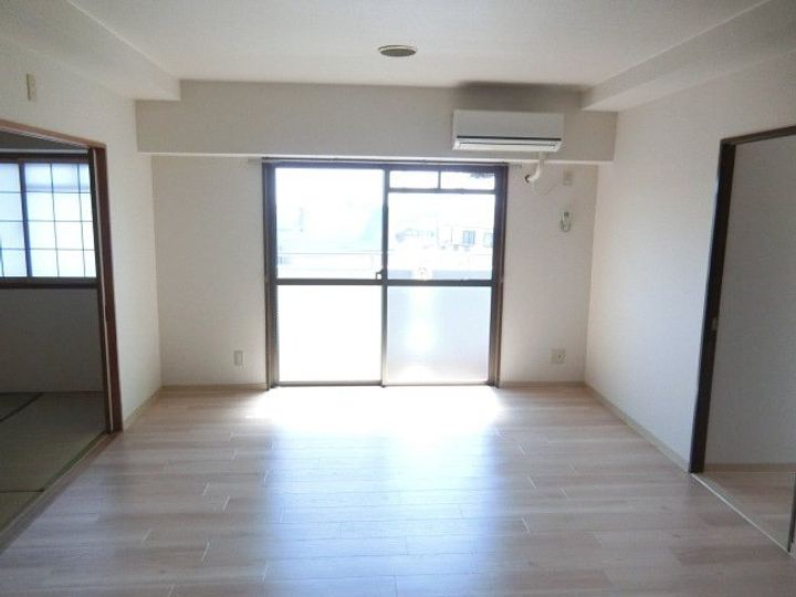 オーシャン50日進駅前の居間