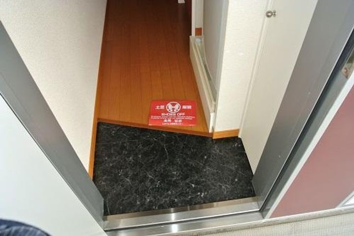 レオパレス宮苑ひまわりの玄関
