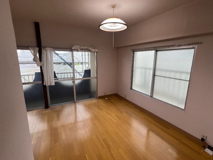 サープラス IIの居間