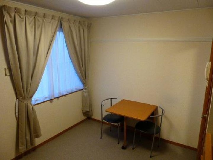 レオパレスロイヤルの居間