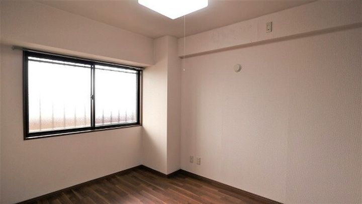 小松日の出ビルの居間