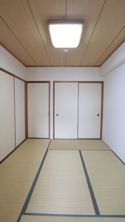 小松日の出ビルの居間