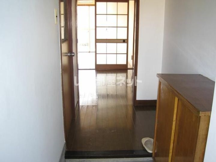 霞コーポの玄関