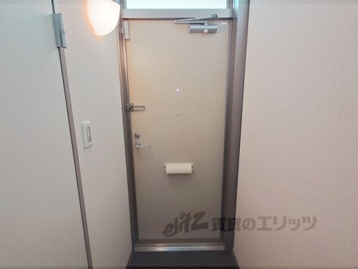 レオパレスヴィラの玄関