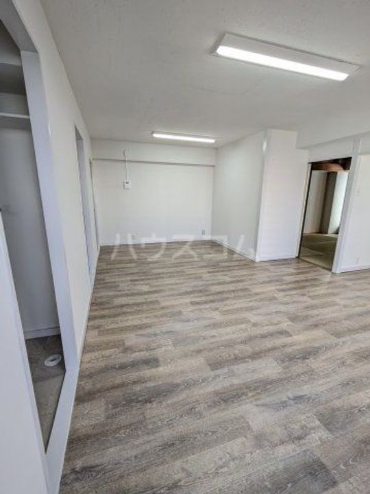 常磐第2ビルの居間