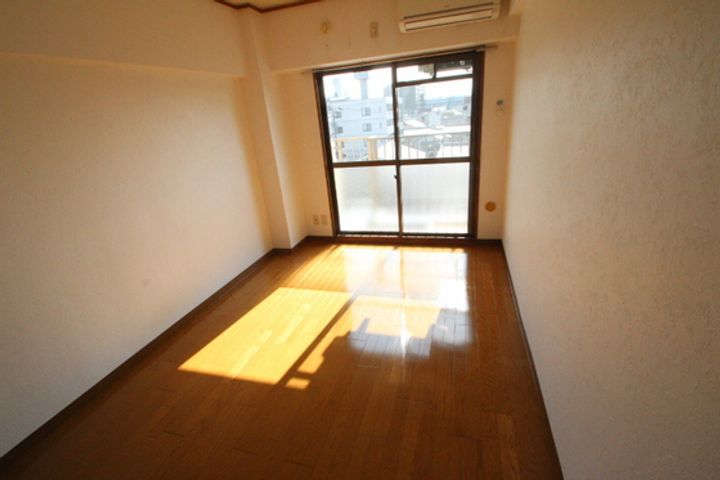 第1パークサイドマンションの居間