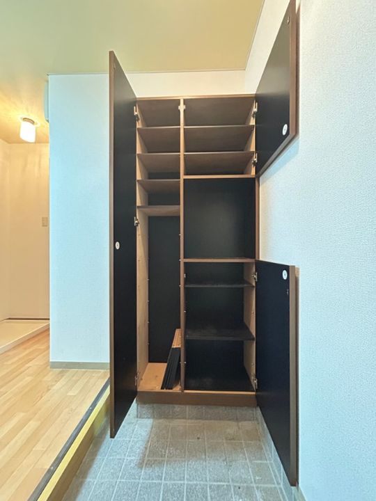 パーソネージュ西田の玄関