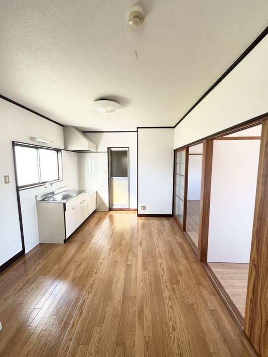 安達アパートの居間