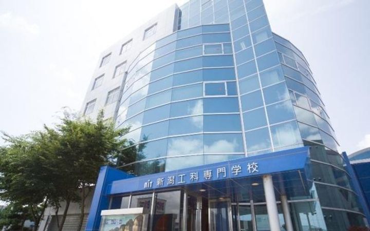 リヤフィールドの周辺