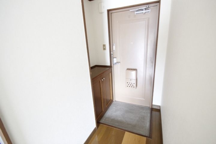 中西ビルの玄関