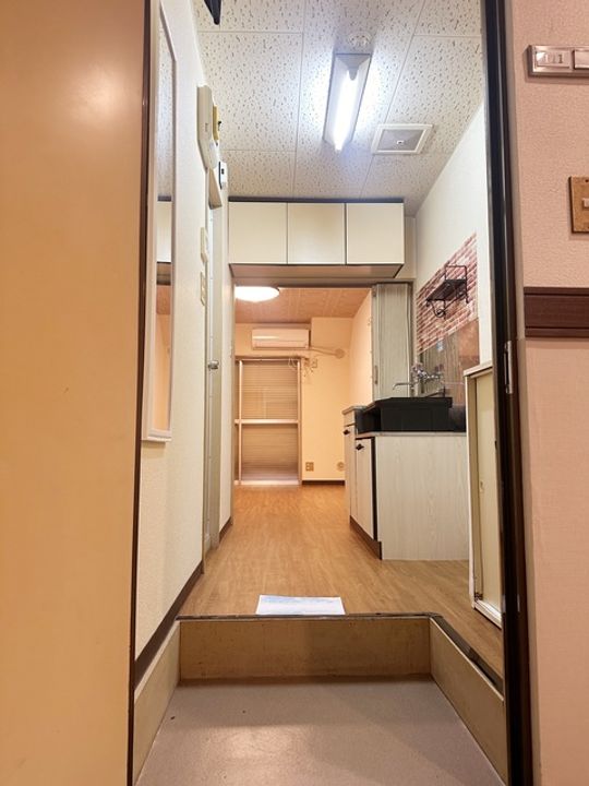 フリースクエアー英の玄関