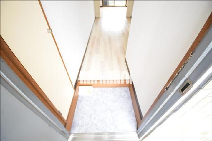 メゾン三英の玄関