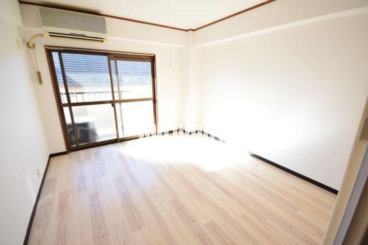 メゾン三英の居間