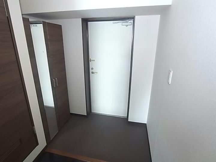 レジデンス辰己3番館の玄関