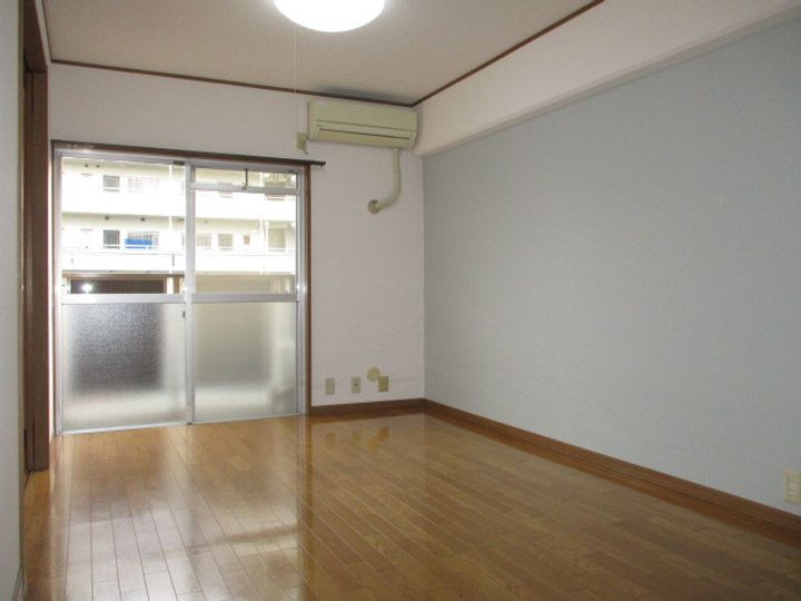 笑光マンションの居間