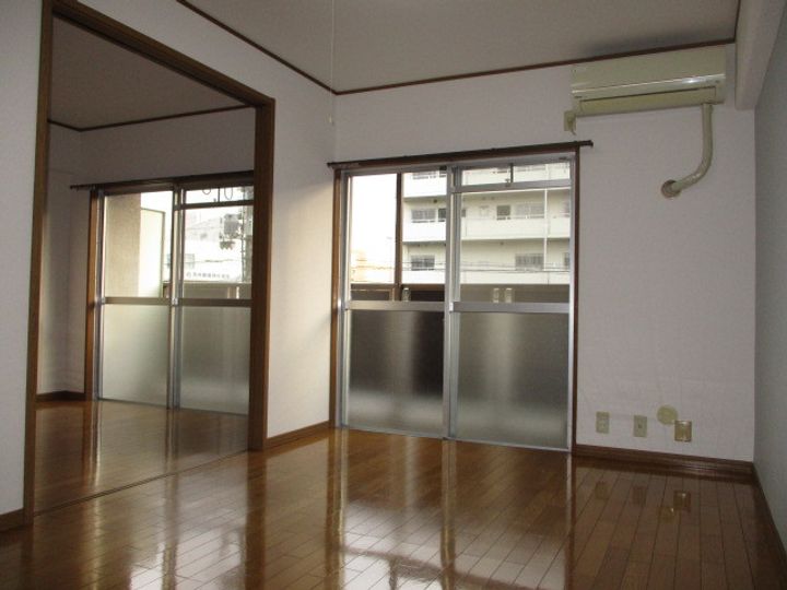 笑光マンションの居間