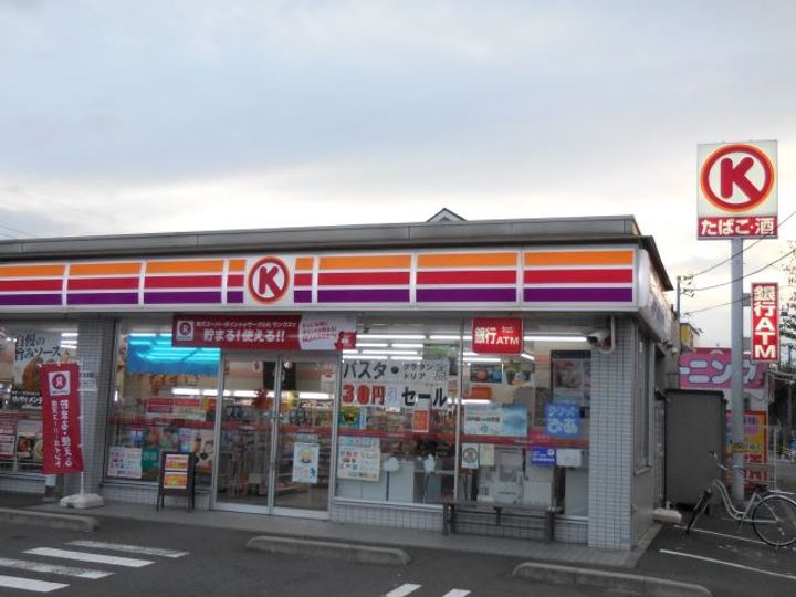 スリーエイトの周辺