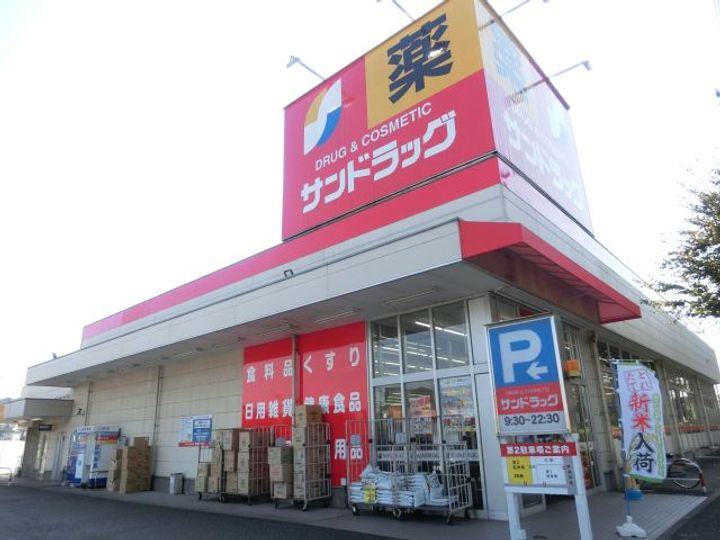 スリーエイトの周辺