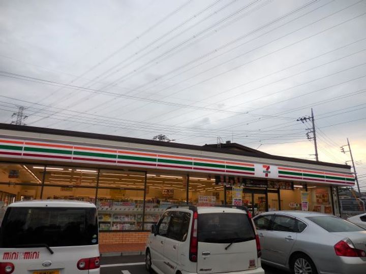 スリーエイトの周辺