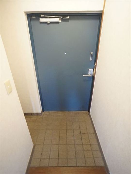 十王マンションの玄関