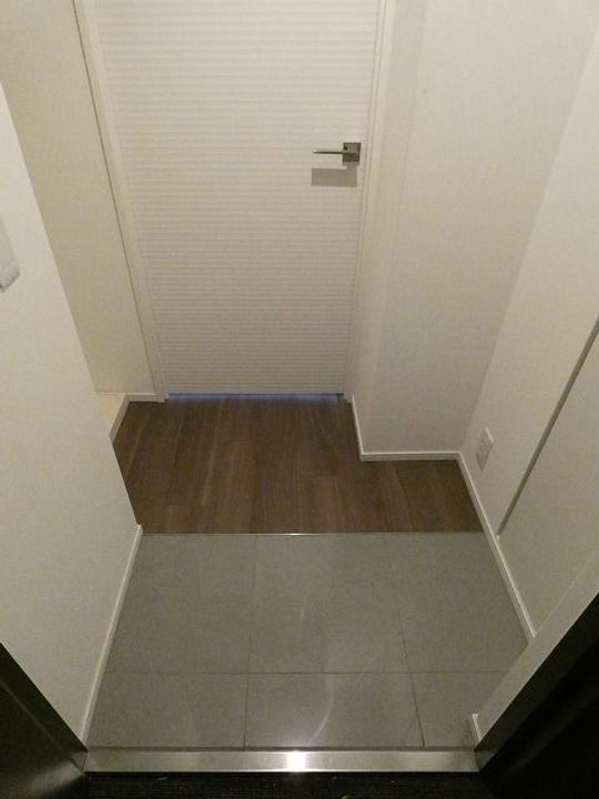 東京都港区海岸2の賃貸マンションの玄関