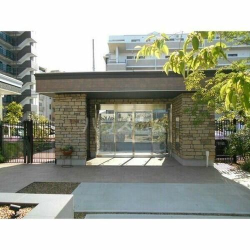 Jacaranda Yard Cの玄関