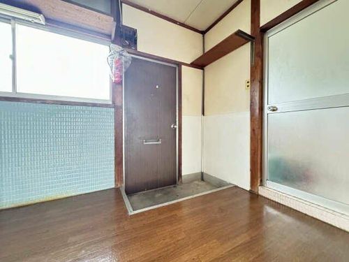 成田マンションの玄関