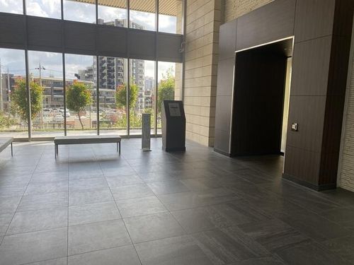 ロジュマン千里中央の玄関