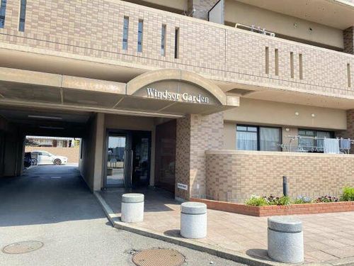 ウィンザーガーデンの玄関