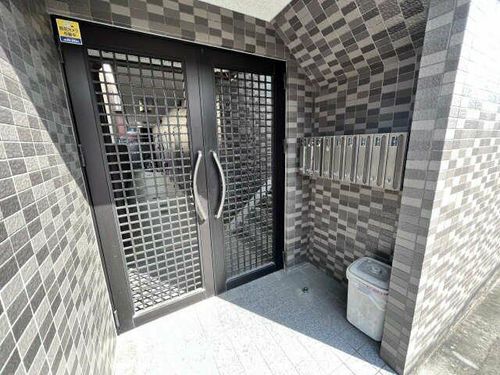 エイワマンションの玄関