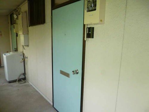 広栄荘7棟の玄関