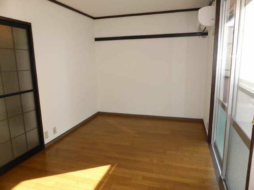 フォーブル旭の居間