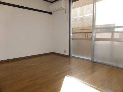 フォーブル旭の居間