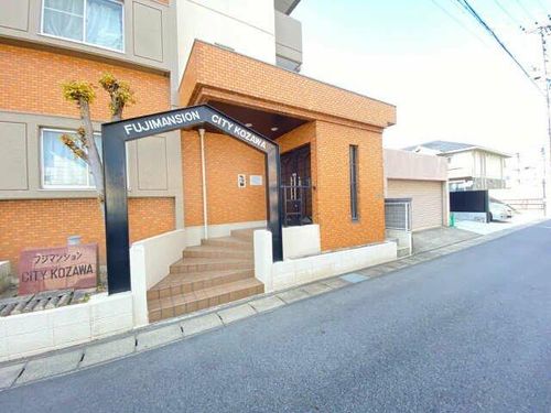 シティコザワの玄関