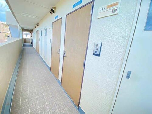 シティコザワの玄関