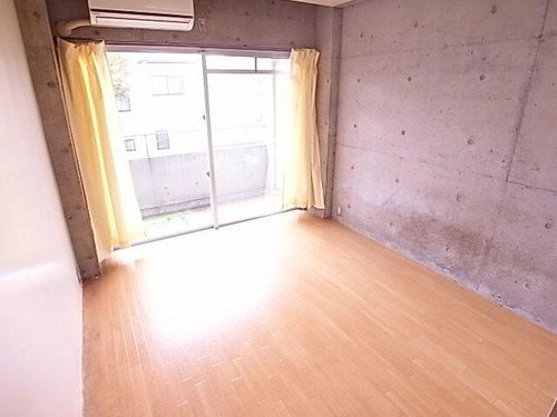 スパローズネストの居間