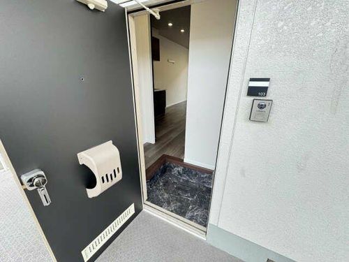 サンライズ百合ヶ丘C棟の玄関