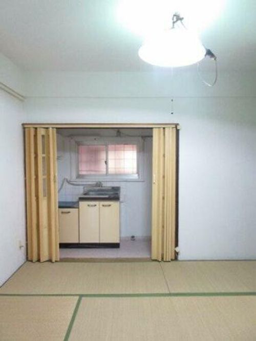 英マンションの居間