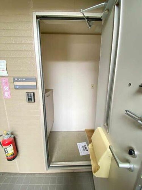 ドミールさくのB棟の玄関