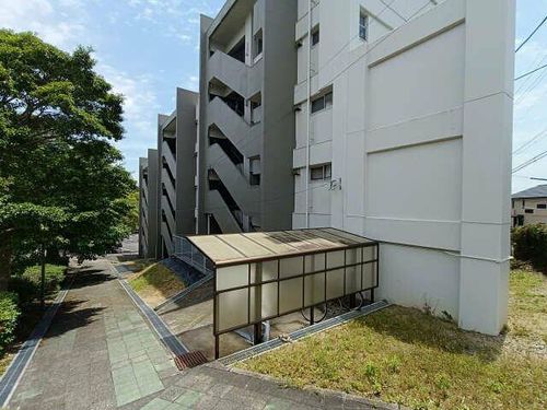 日長台荘A棟の玄関
