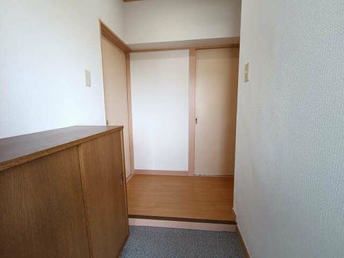 日長台荘A棟の玄関